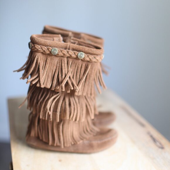 Minnetonka tan suede fringe leather moccasin boots youth girls shoes 13 - Picture 2 of 7